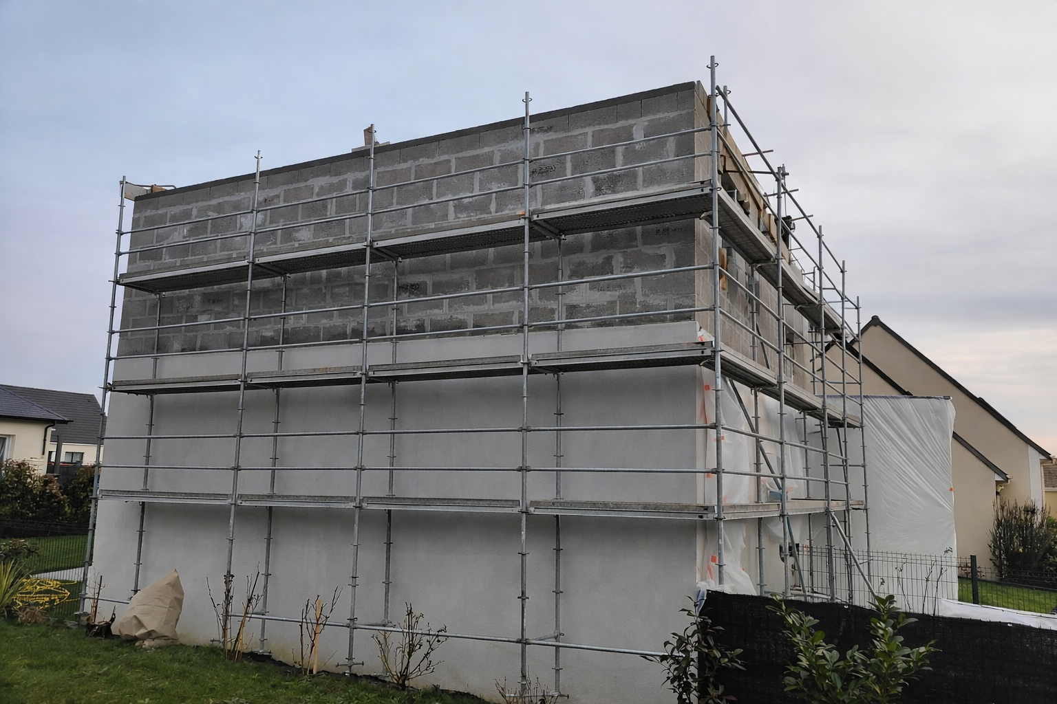 maçonnerie de l'extension d'une maison à baron sur odon par habitat plus