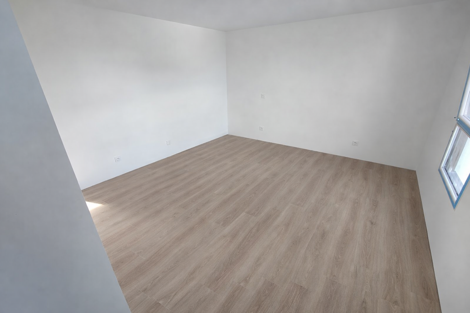 pose de parquet stratifié dans une extension de maisons sas habitat plus